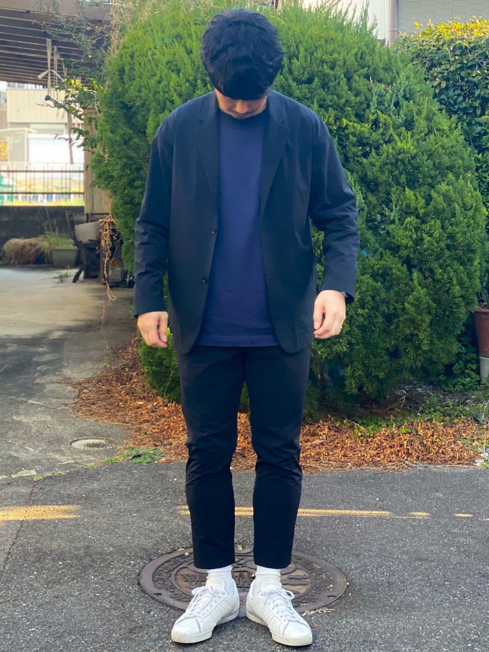 ブラック系のその他パンツ、ブラック系のテーラードジャケット、ホワイト系のスニーカーを着用したメンズの春コーディネートの1枚目の写真