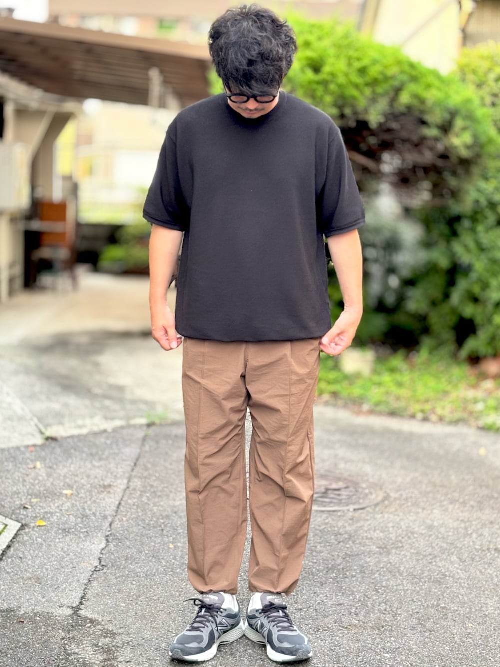 ブラック系のTシャツ/カットソー、ブラック系のスニーカー、ブラウン系のパンツを着用したメンズの夏コーディネートの1枚目の写真