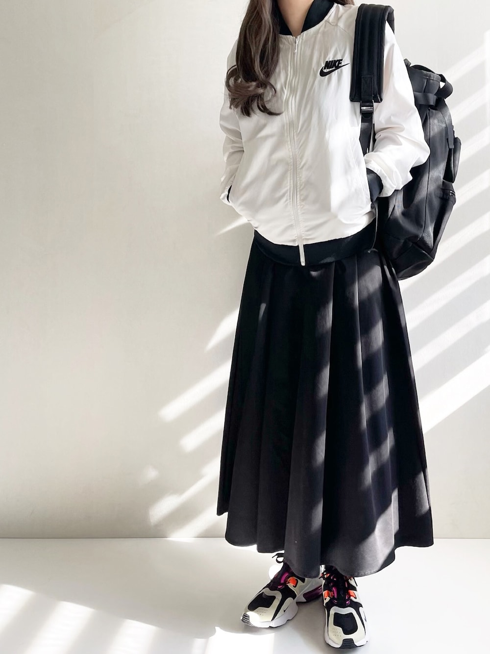 「NIKE、ナイキ、秋服準備はじめました、秋ルック紹介するよ、秋コーデ、ラクチンコーデ、シンプルコーデ、カジュアルスタイル、ゆるコーデ、スニーカー、スカート、カジュアルコーデ、カジュアル、モノトーン、モノトーンコーデ」｜「NIKEのナイキ ウインドジャケット ウーブン プレイヤーズ ジャケット 832225（ナイロンジャケット、ホワイト系）」を使った、Ayumiさん（レディース・158cm）の秋コーディネートの1枚目の写真
