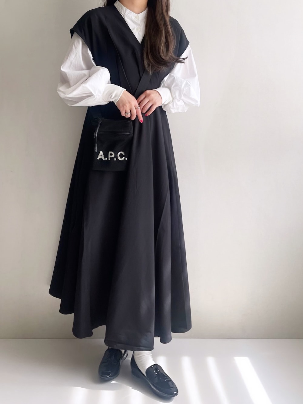 「大人カジュアル、春ファッション、春夏コーデ、シンプルコーデ、今日のコーデ、お出かけコーデ、休日スタイル、ワンピース、モノトーン、春カラー、シンプル、春コーデ、きれいめカジュアル、ボリューム袖、カジュアル」｜「classicalelfの大人の落ち着きオーラを放つ、カシュクールフレアワンピース（ワンピース、ブラック系）」を使った、Ayumiさん（レディース・158cm）の春コーディネートの1枚目の写真