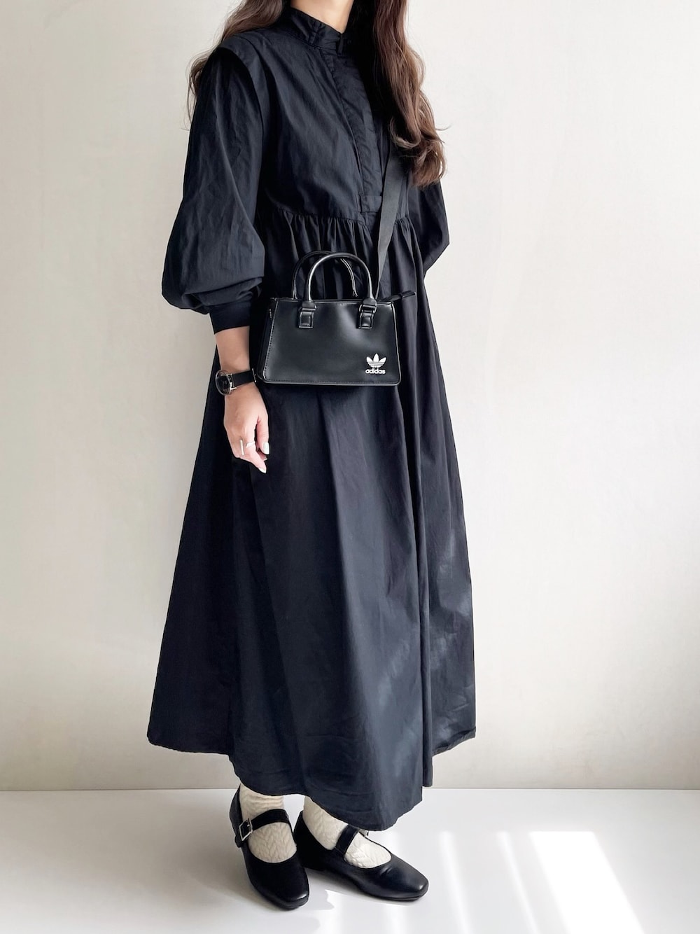 「ウェレッグ、welleg、PR、休日コーデ、秋服準備はじめました、秋コーデ、休日スタイル、秋、カジュアル、今日のコーデ、ワンピース、シンプルコーデ、シンプル、シャツワンピ、ショルダーバッグ」｜「menueのオールウェザー  2Wayビジュー ストラップ メリージェーンパンプス（パンプス、ブラック系）」を使った、Ayumiさん（レディース・158cm）の秋コーディネートの1枚目の写真