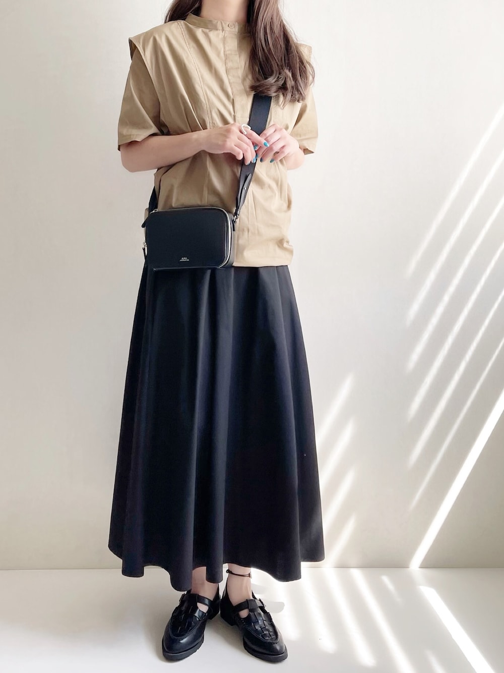 「夏コーデ、休日スタイル、楽チンコーデ、夏、シンプルスタイル、プチプラコーデ、カジュアルコーデ、カジュアル、大人コーデ、スカート、ロングスカート、menue、welleg、PR、ローファー」｜「menueの2way Tストラップローファー（ローファー、ブラック系）」を使った、Ayumiさん（レディース・158cm）の夏コーディネートの1枚目の写真