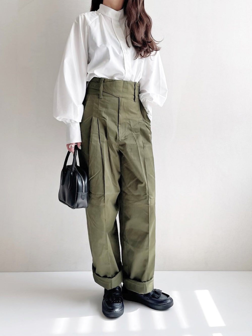 「秋コーデ、シンプルコーデ、大人カジュアル、パンツコーデ、秋服準備はじめました、秋服コーデ、きれいめカジュアル、カジュアル、シンプル、シャツスタイル、ローファー、ミニバッグ、カジュアルコーデ、カーキ、ブラウス」｜「BONLECILLの2way ラグランバンドカラークロップドシャツ（シャツ/ブラウス、ホワイト系）」を使った、Ayumiさん（レディース・158cm）の秋コーディネートの1枚目の写真