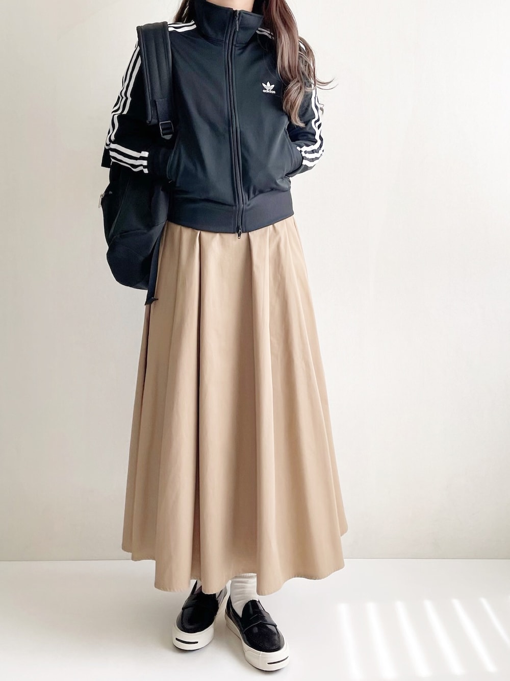 「秋先取りコーデ、シンプルコーデ、着回しコーデ、秋服コーデ、カジュアル、ラクチンコーデ、秋服、大人カジュアル、スニーカーコーデ、スニーカー、スカート、カジュアルコーデ、シンプル、adidas、converse」｜「adidasのアディカラー クラシックス ファイヤーバード トラックジャケット（ジャージ） / アディダスオリジナルス adidas Originals（ナイロンジャケット、ブラック系）」を使った、Ayumiさん（レディース・158cm）の夏コーディネートの1枚目の写真
