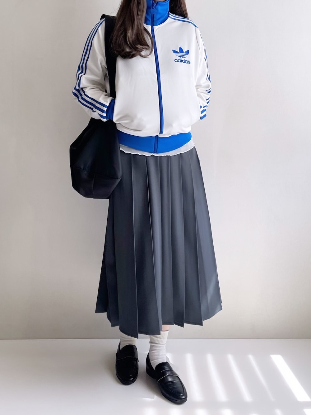 「春服コーデ、おでかけコーデ、ゆるコーデ、リラックススタイル、はるコーデ、スカート、ジャージ、adidas、ロングスカート、春コーデ、春夏コーデ、スポーツミックス、カジュアル、カジュアルコーデ、シンプルコーデ」｜「adidasのベッケンバウアー トラックトップ / アディダスオリジナルス adidas Originals（ジャージ、ホワイト系）」を使った、Ayumiさん（レディース・158cm）の春コーディネートの1枚目の写真