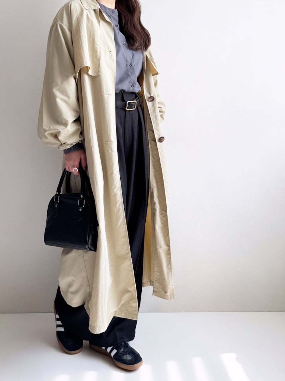 「春めき満開コーデ、春服コーデ、大人コーデ、パンツコーデ、春服みてみて、ラフコーデ、ゆるコーデ、トレンチコート、カジュアル、カジュアルコーデ、シンプルコーデ、シンプル、スニーカー、adidas、オトナカジュアル」｜「me+em selectの【３way 】マルチウェイビッグカラーボリュームシャツブラウス【 取り外し可能 】（シャツ/ブラウス、ブルー系）」を使った、Ayumiさん（レディース・158cm）の春コーディネートの1枚目の写真
