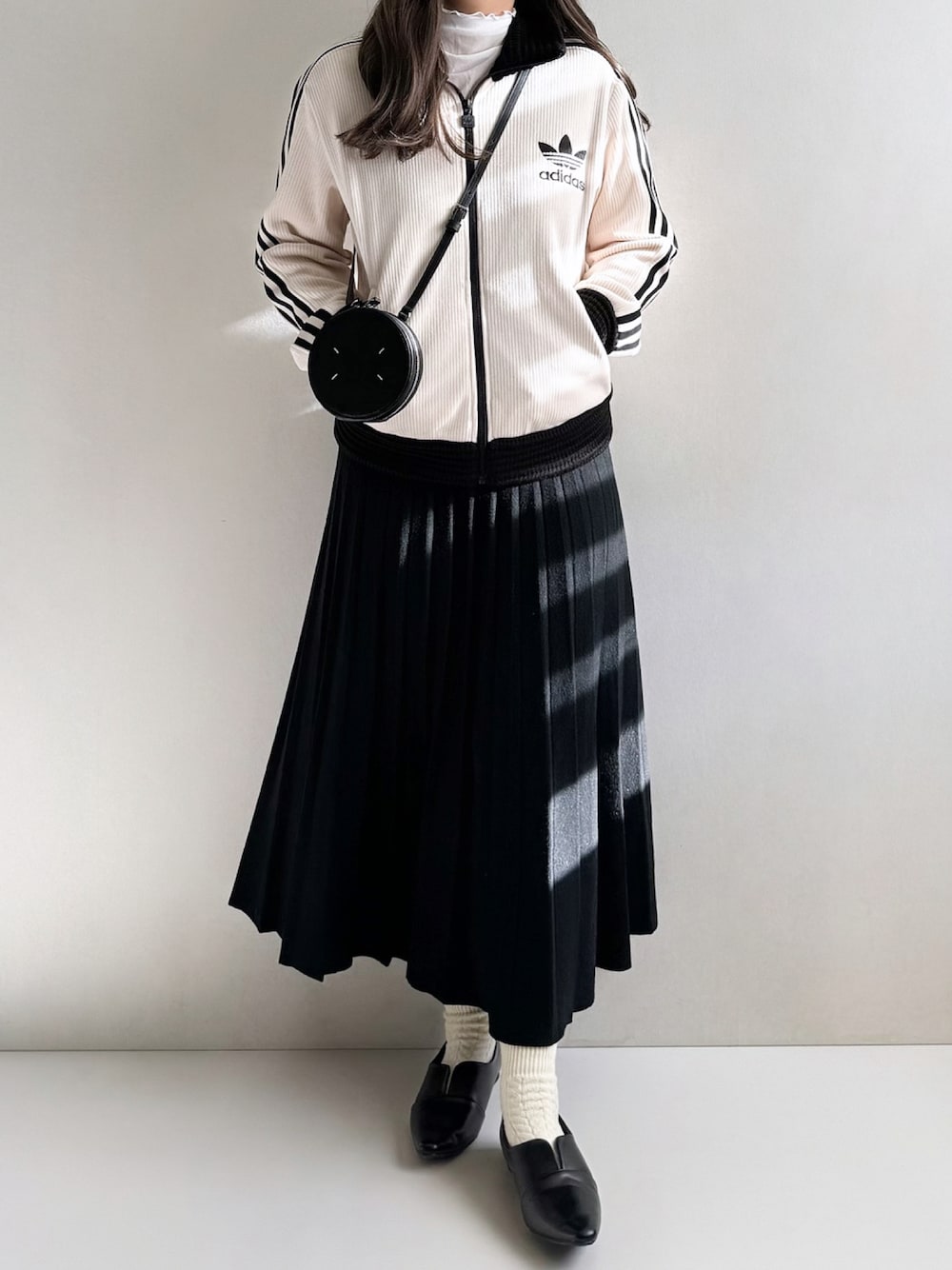 「カジュアルスタイル、オトナカジュアル、スカート、スカートスタイル、カジュアル、カジュアルコーデ、adidas、adidas originals、シンプルコーデ、シンプル、ラフ、スポーツミックス、冬コーデ、冬のコーデ、ラクチンコーデ」｜「adidasのアディダス オリジナルス プレミアム ベッケンバウアー リュクス トラックトップ / アディダスオリジナルス adidas Originals（ジャージ、ホワイト系）」を使った、Ayumiさん（レディース・158cm）の秋コーディネートの1枚目の写真
