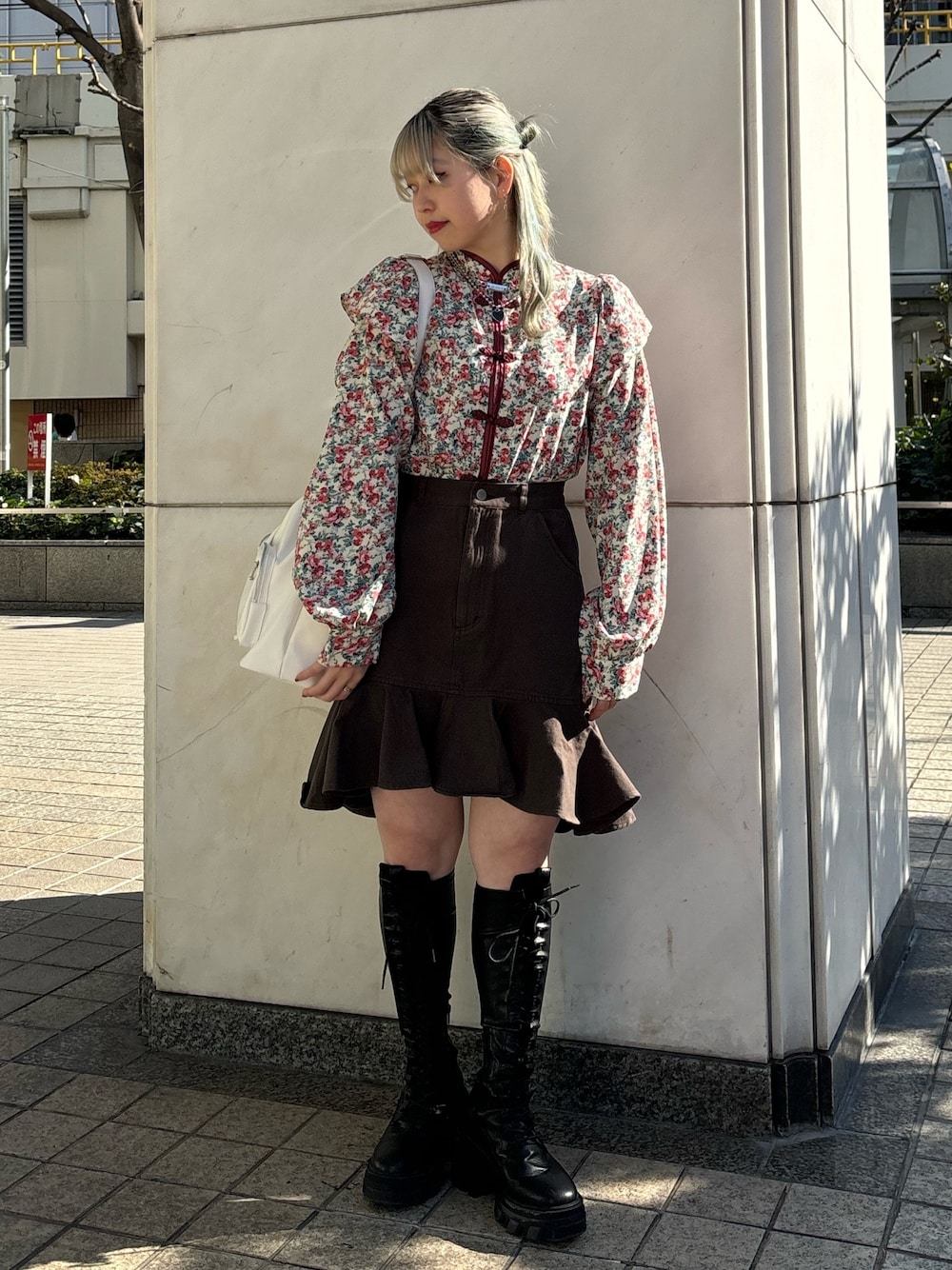 グリーン系のスカート、ホワイト系のシャツ/ブラウス、ブラック系のブーツを着用したレディースの冬コーディネートの1枚目の写真