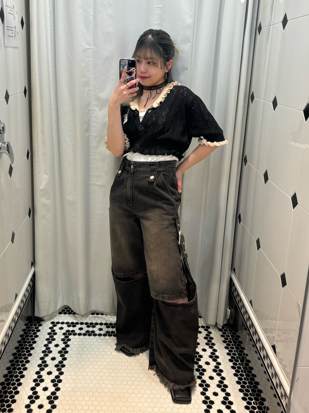 ブラック系のデニムパンツ、ブラック系のブーツ、ホワイト系のキャミソールを着用したレディースの春コーディネートの1枚目の写真