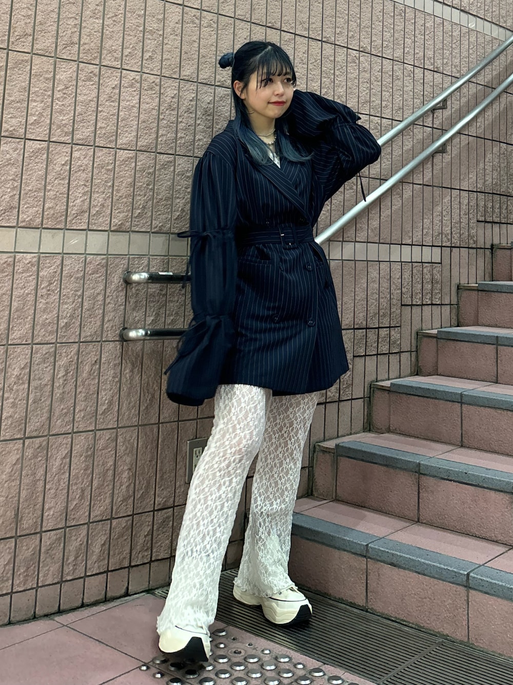 ブルー系のテーラードジャケット、ホワイト系のTシャツ/カットソー、ホワイト系のその他パンツを着用したレディースの冬コーディネートの1枚目の写真