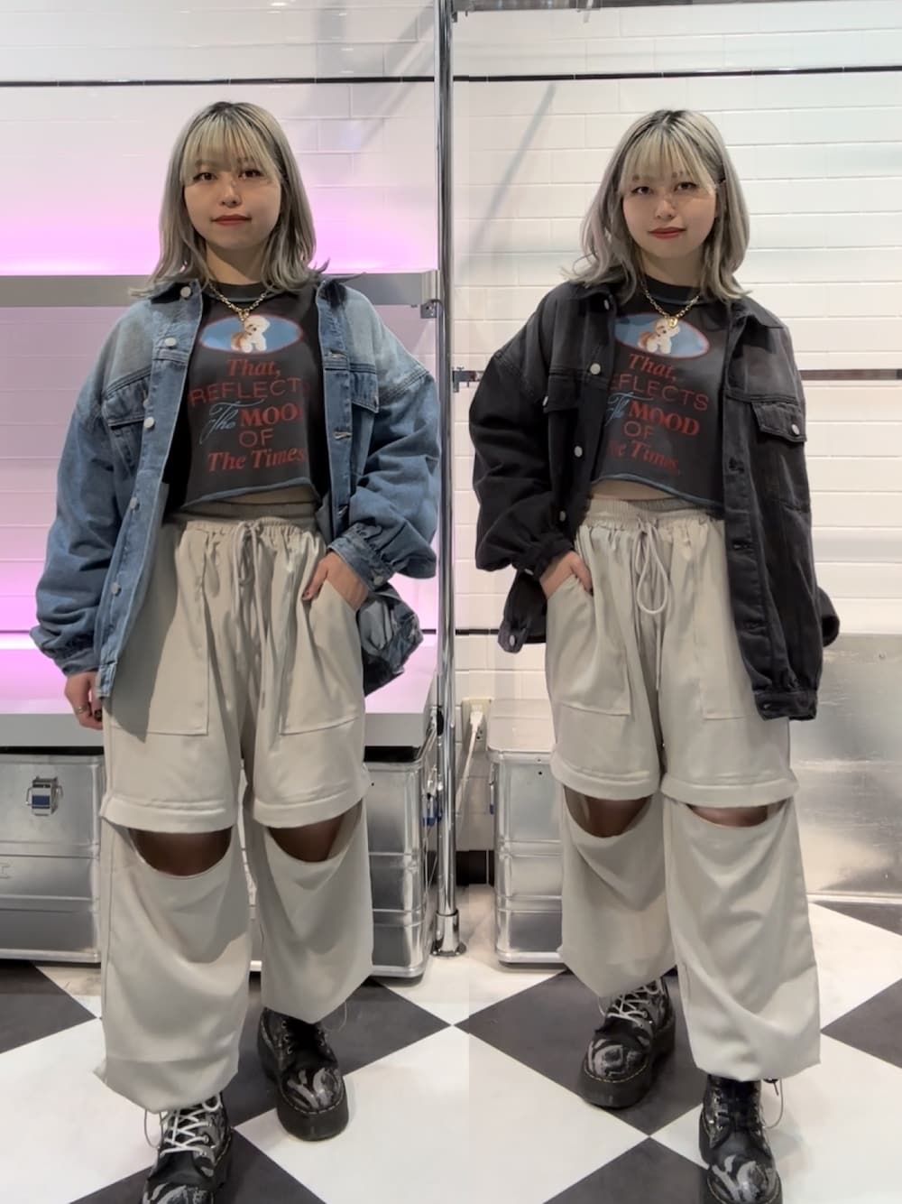 ブラック系のスウェット、ホワイト系のその他パンツ、ブルー系のデニムジャケットを着用したレディースの冬コーディネートの1枚目の写真