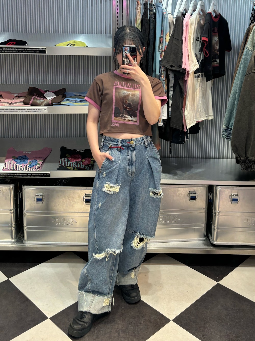 ブルー系のデニムパンツ、ブラウン系のTシャツ/カットソーを着用したレディースの春コーディネートの1枚目の写真