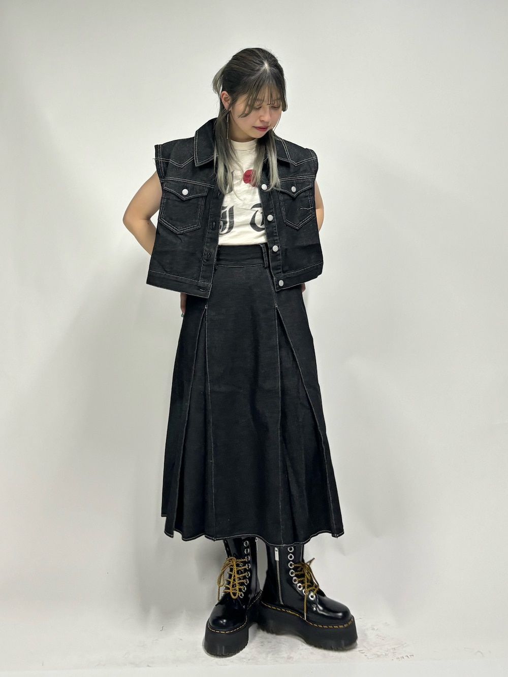 ブラック系のワンピース、ホワイト系のTシャツ/カットソー、ブラック系のその他シューズを着用したレディースの春コーディネートの1枚目の写真