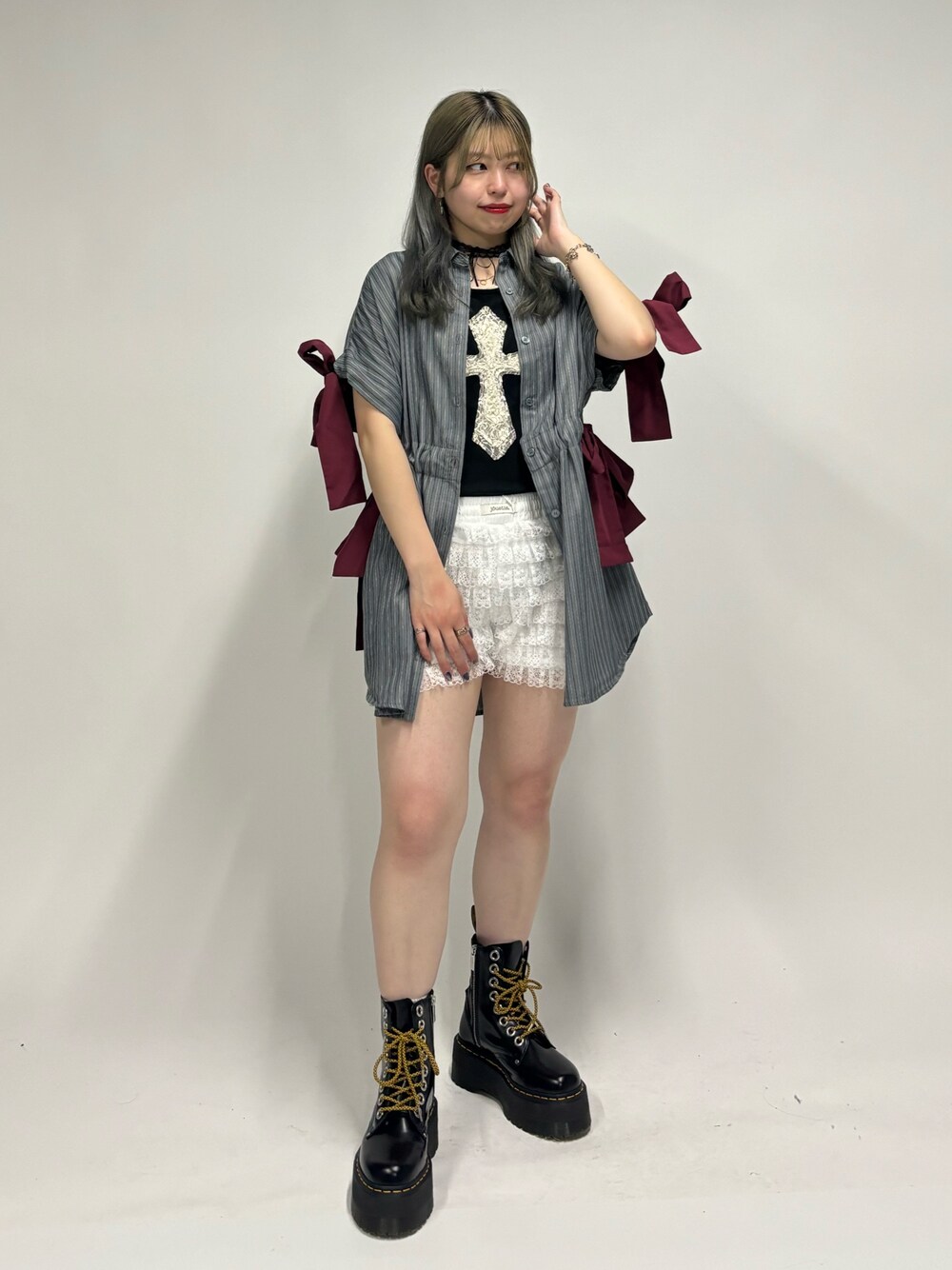 ホワイト系のその他パンツ、グレー系のシャツ/ブラウス、ブラック系のTシャツ/カットソーを着用したレディースの夏コーディネートの1枚目の写真