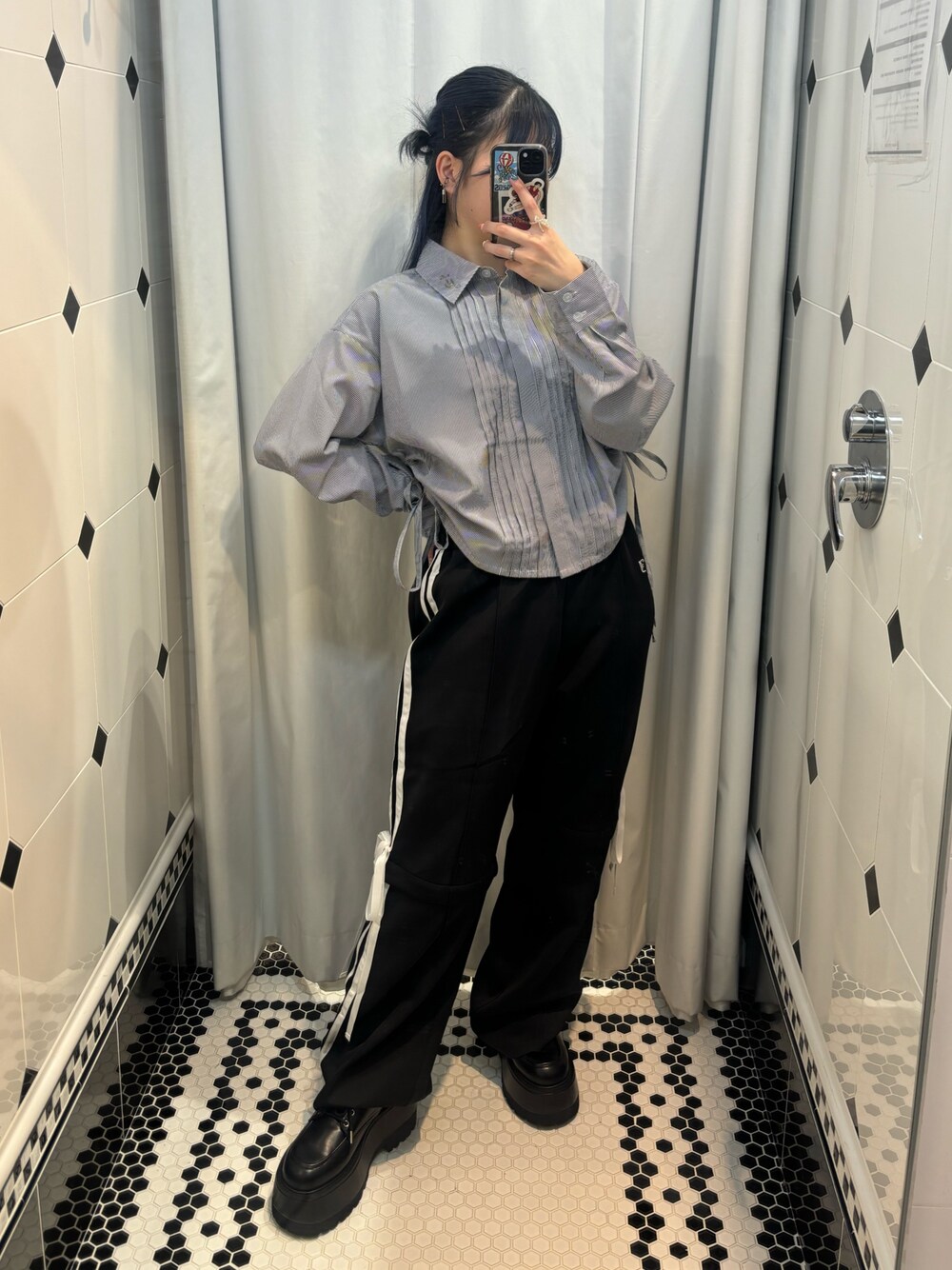 その他のその他パンツ、ブラック系のドレスシューズ、ブルー系のシャツ/ブラウスを着用したレディースの秋コーディネートの1枚目の写真