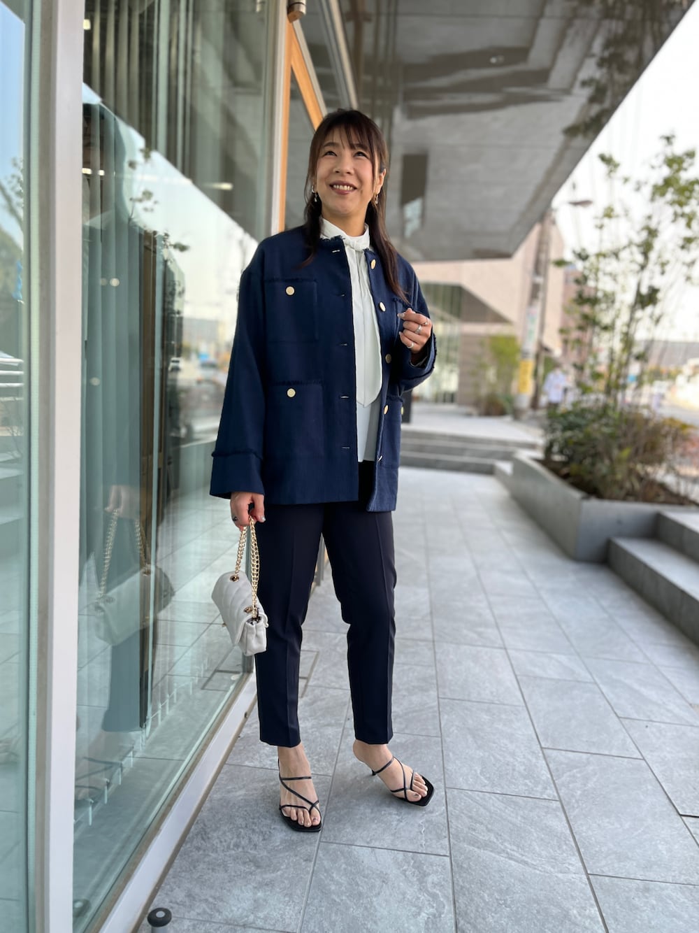 「カジュアル、休日スタイル、きれいめカジュアル、春夏コーデ、ラクチンコーデ、おでかけコーデ、大人かわいい、オトナカジュアル、INEDCLARO、イネドクラロ、いまどきジャケット写真」｜「INED CLAROのスラブツイードジャケット（ノーカラージャケット、ブルー系）」を使った、しおりさん（レディース・164cm）の春コーディネートの1枚目の写真