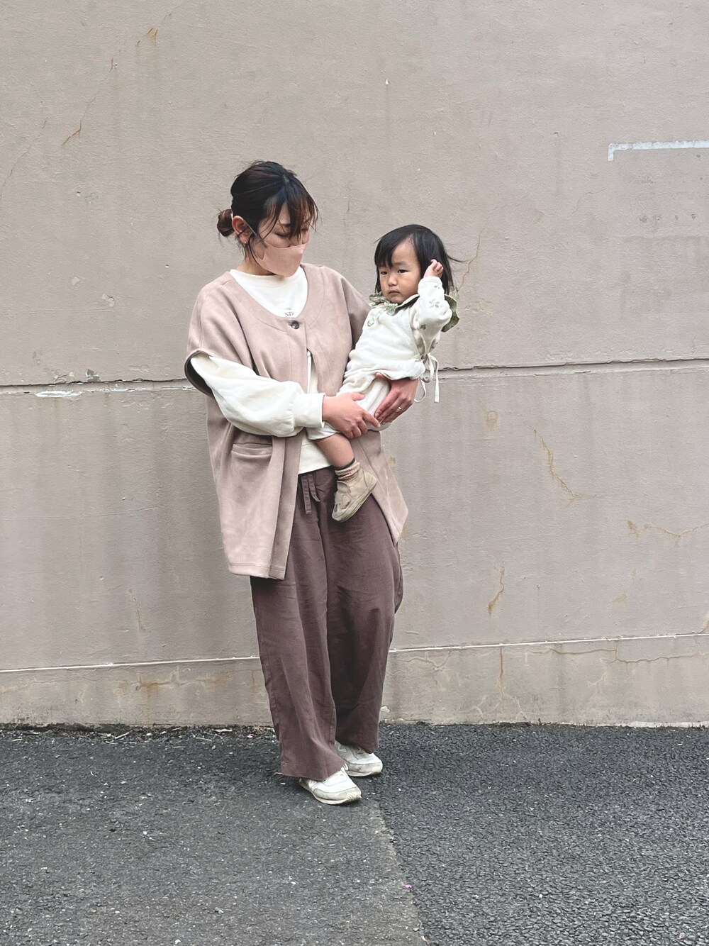 「休日コーデ、スニーカー、プチプラコーデ、今日のコーデ、30代コーデ、ママコーデ、淡色コーデ、淡色女子、低身長、低身長コーデ、talbyyumi、母と息子」｜「しまむらのアイテム（パーカー、ホワイト系）」を使った、mn___aiz5123さん（レディース・151cm）の春コーディネートの1枚目の写真