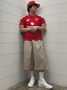 「adidas（アディダス）のマンチェスター・ユナイテッド 26/27 ホームジャージー / アディダス adidas（Tシャツ/カットソー、レッド系）」を使った、NKさん（メンズ・171cm）の夏コーディネート
