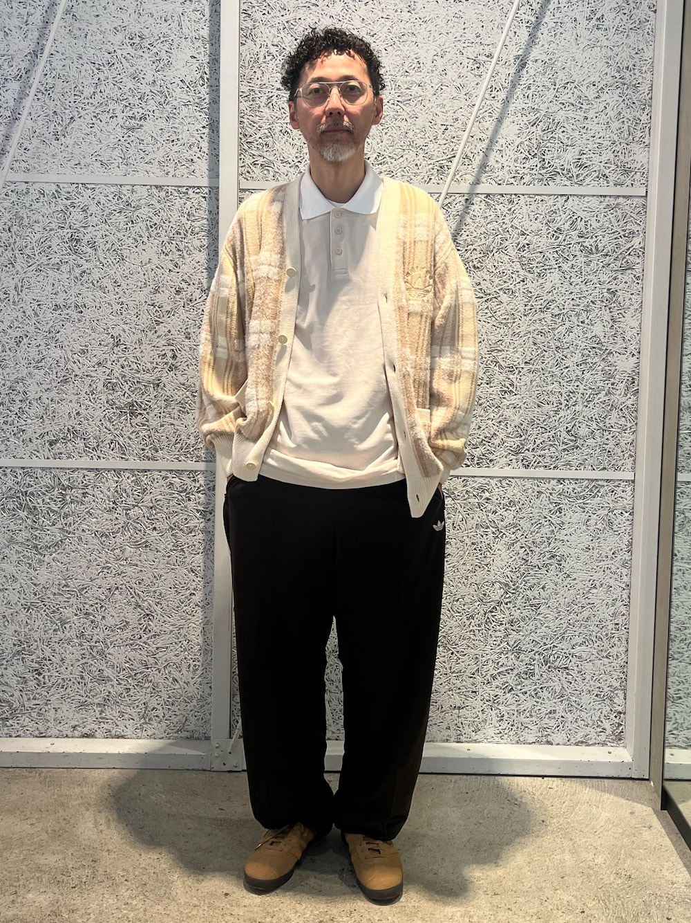 「カーディガン、スニーカー、ニットカーディガン、adidas、アディダス、ポロシャツ、トラックパンツ、adidas originals、アディダスオリジナルス、ガゼル」｜「adidasのベッケンバウアートラックパンツ（ジェンダーニュートラル） / ジャージ / アディダスオリジナルス adidas Originals（スウェットパンツ、ブラウン系）」を使った、KKさん（メンズ・172cm）の秋コーディネートの1枚目の写真