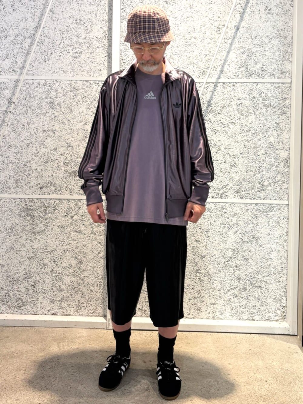 「adidas、adidas originals、アディダス、アディダスオリジナルス、ジャージ、ガゼルロープロ」｜「adidasのファイヤーバード メタリックトラックトップ（ジャージ） METAL FIREBIRD TRACKTOP / ジャージ / トラックジャケット アディダスオリジナルス adidas Originals（ジャージ、グレー系）」を使った、KKさん（メンズ・172cm）の秋コーディネートの1枚目の写真