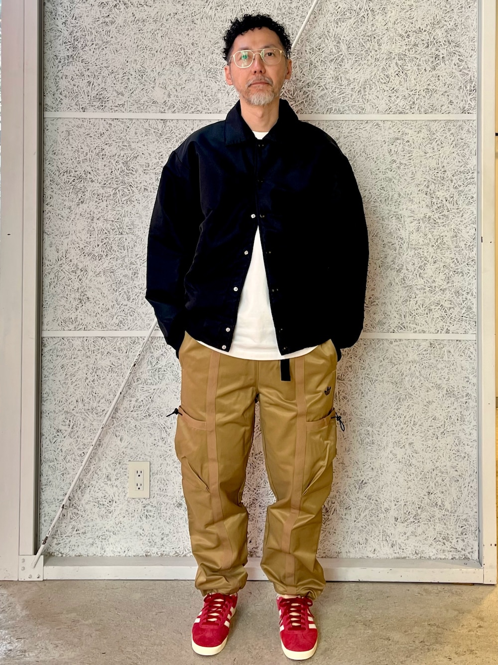 「スニーカー、ジャケット、アウター、adidas、カーゴパンツ、アディダス、ナイロンジャケット、adidas originals、アディダスオリジナルス、ガゼル」｜「adidasのアディダス オリジナルス ファイヤーバード ジャケット（ブルゾン、ブラック系）」を使った、KKさん（メンズ・172cm）の秋コーディネートの1枚目の写真