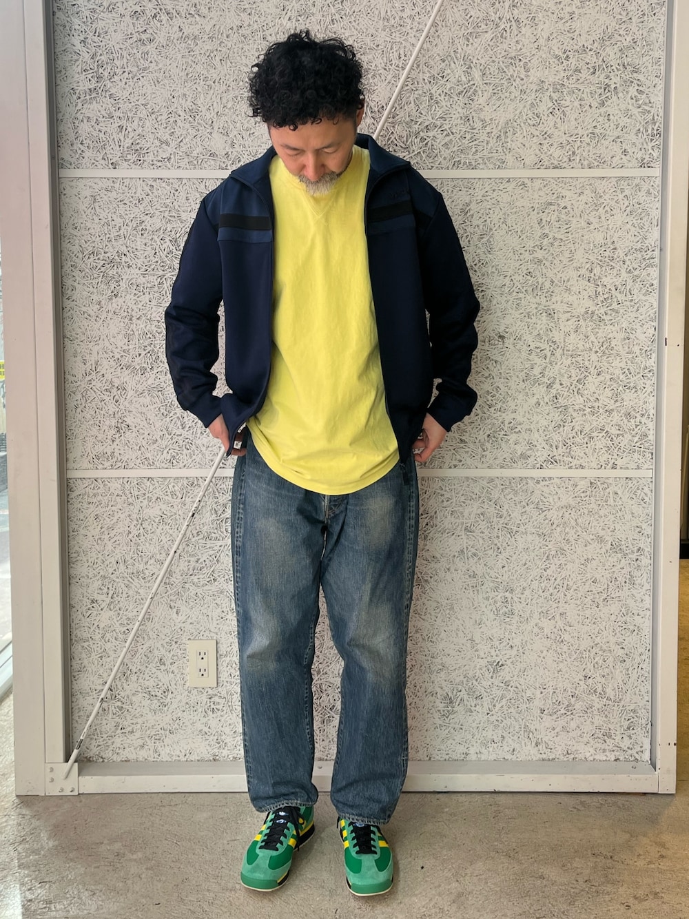 「スニーカー、adidas、ジャージ、アディダス、adidas originals、トラックジャケット、アディダスオリジナルス、トラックトップ」｜「adidasのSL 72 RS / アディダスオリジナルス adidas Originals（スニーカー、グリーン系）」を使った、KKさん（メンズ・172cm）の春コーディネートの1枚目の写真