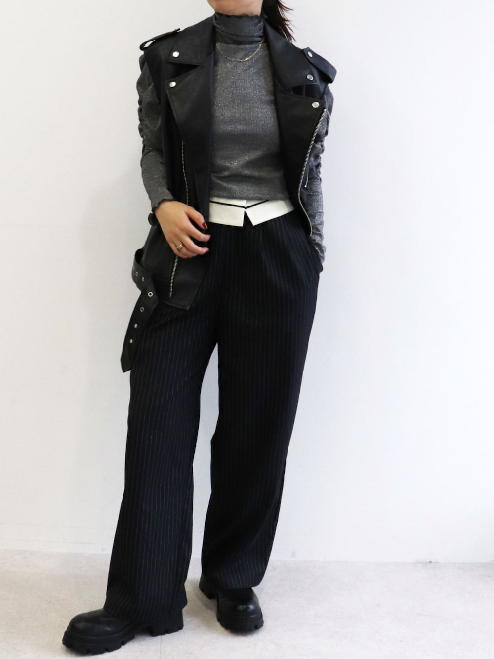 「ELLEgirlのオーバーライダースベスト【ELLEgirl/エル ガール】（ライダースジャケット、ブラック系）」を使った、ECスタッフさん（骨格ストレート・レディース・163cm）の冬コーディネートの1枚目の写真