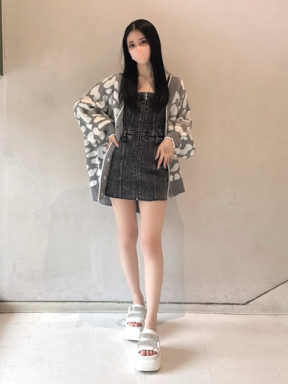 ブラック系のワンピース、グレー系のカーディガン/ボレロ、ホワイト系のサンダルを着用したレディースの春コーディネートの1枚目の写真