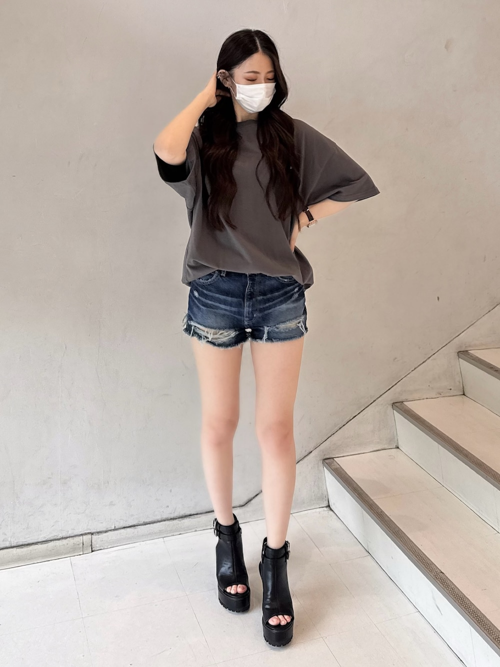 ホワイト系のTシャツ/カットソー、ブルー系のデニムパンツ、ブラック系のブーツを着用したレディースの春コーディネートの1枚目の写真