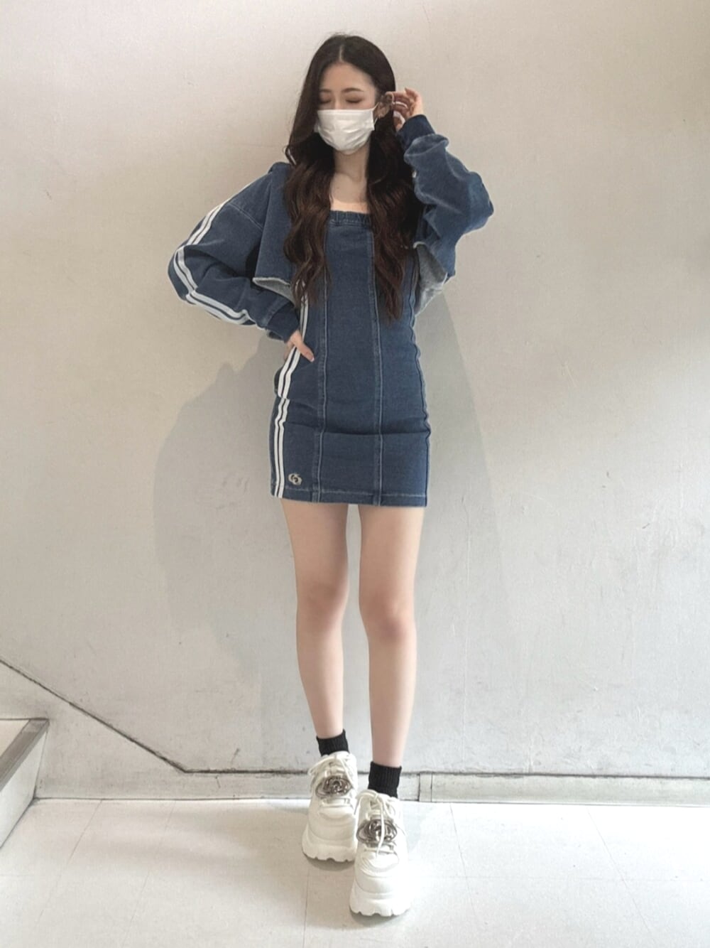 ブルー系のワンピース、ブルー系のブルゾン、ホワイト系のスニーカーを着用したレディースの春コーディネートの1枚目の写真