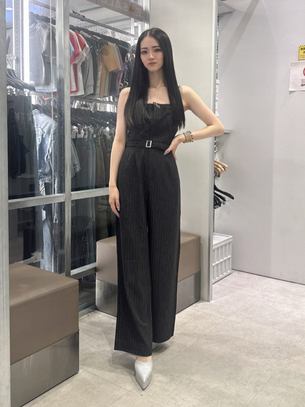 ブラック系のつなぎ/オールインワン、シルバー系のパンプスを着用したレディースの夏コーディネートの1枚目の写真