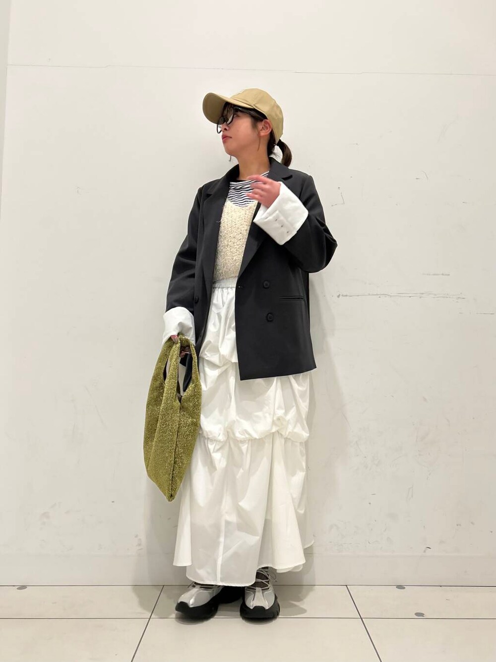 「センスオブプレイス、ジャケット、カジュアル、カジュアルコーデ、春コーデ、senseofplace、春アウター、オケージョン、春のジャケットスタイル」｜「SENSE OF PLACE by URBAN RESEARCHの『抗菌』『消臭』レースアップバレエスニーカー（スニーカー、グレー系）」を使った、kiさん（レディース・154cm）の冬コーディネートの1枚目の写真