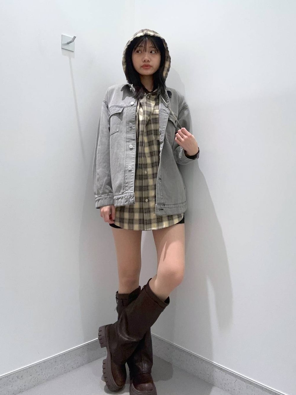 「FOREVER 21、アウター、冬アウター、デニムジャケット、高身長、高見え、カジュアル、冬コーデ、ワンピース、ニット、ブーツ、パンツ、スカート」｜「FOREVER 21の【2024FW】カバーブーツ（ブーツ、ブラウン系）」を使った、mnqiinさん（レディース・167cm）の冬コーディネートの1枚目の写真