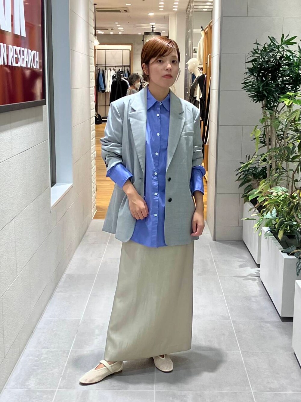 ホワイト系のその他シューズ、ブルー系のシャツ/ブラウス、シルバー系のスカートを着用したレディースの夏コーディネートの1枚目の写真