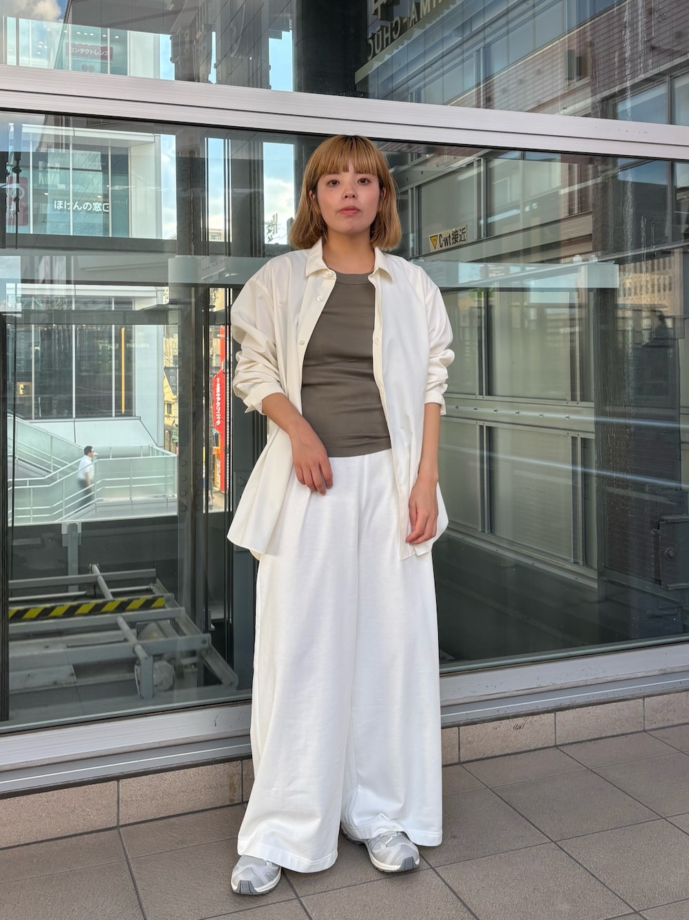 ホワイト系のシャツ/ブラウス、ホワイト系のその他パンツ、ホワイト系のスニーカーを着用したレディースの夏コーディネートの1枚目の写真