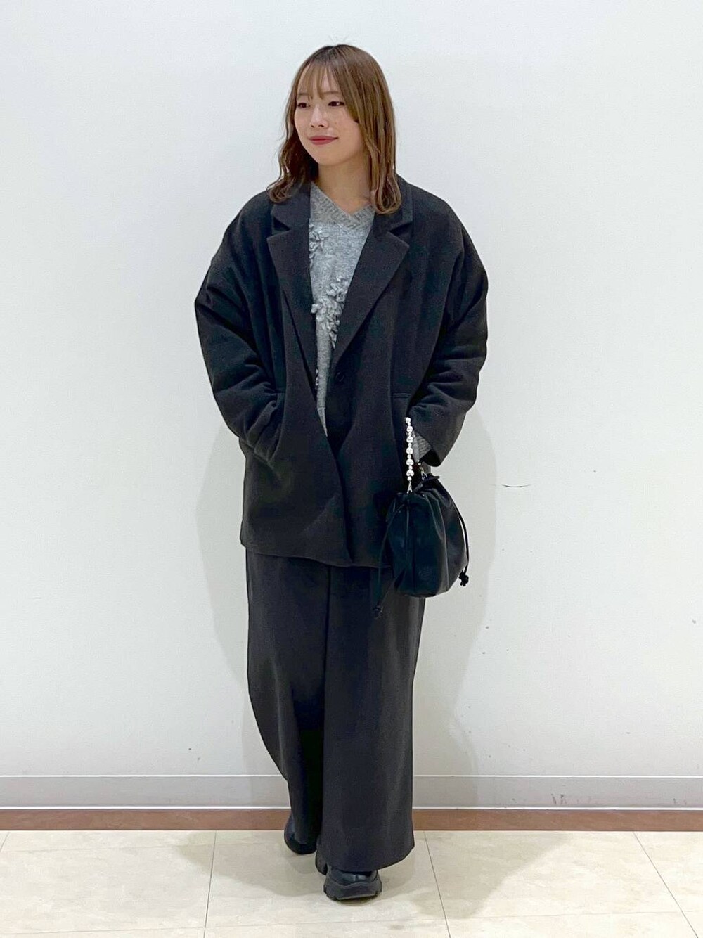 「差し色コーデ、女子ウケ、高身長、大人女子カジュアル_LOWRYS FARM、大人カジュアル、カジュアル、カジュアルコーデ、ローリーズスタイル_LOWRYS FARM、LOWRYS FARM、冬コーデ、冬アウター、春コーデ、春アウター、オケージョン」｜「LOWRYS FARMのダブルフェイスユルジャケット 116453（チェスターコート、グレー系）」を使った、tsukiさん（レディース・167cm）の冬コーディネートの1枚目の写真