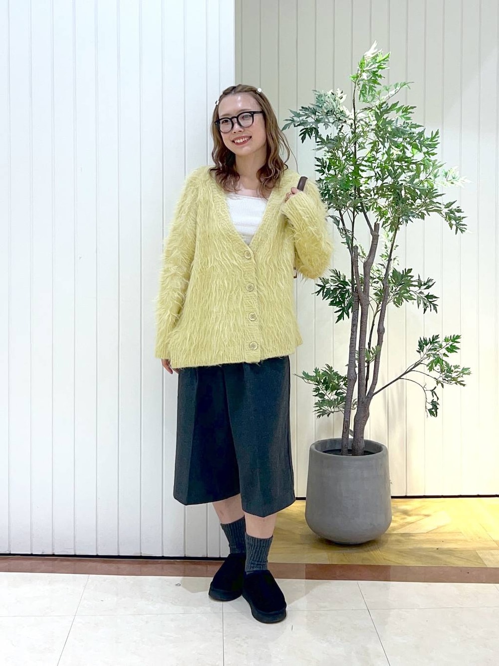 ベージュ系のキャミソール、グレー系のその他パンツ、その他のショルダーバッグを着用したレディースの秋コーディネートの1枚目の写真