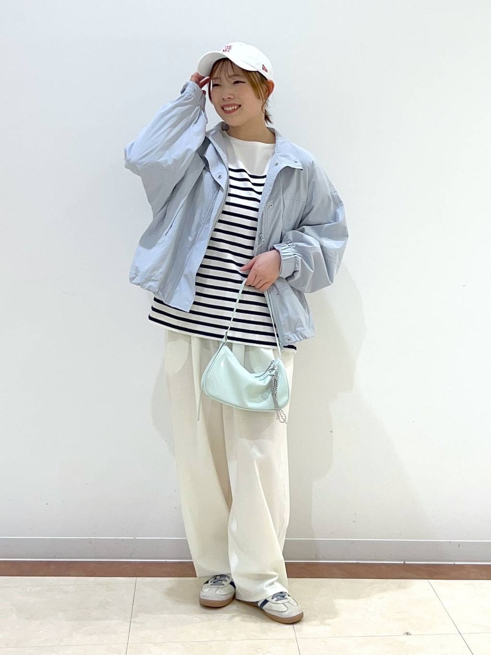 「差し色コーデ、女子ウケ、高身長、大人女子カジュアル_LOWRYS FARM、大人カジュアル、カジュアル、カジュアルコーデ、ローリーズスタイル_LOWRYS FARM、LOWRYS FARM、春コーデ、春アウター」｜「LOWRYS FARMのチャームツキミニトートＢＡＧ 284096（トートバッグ、グリーン系）」を使った、tsukiさん（レディース・167cm）の春コーディネートの1枚目の写真
