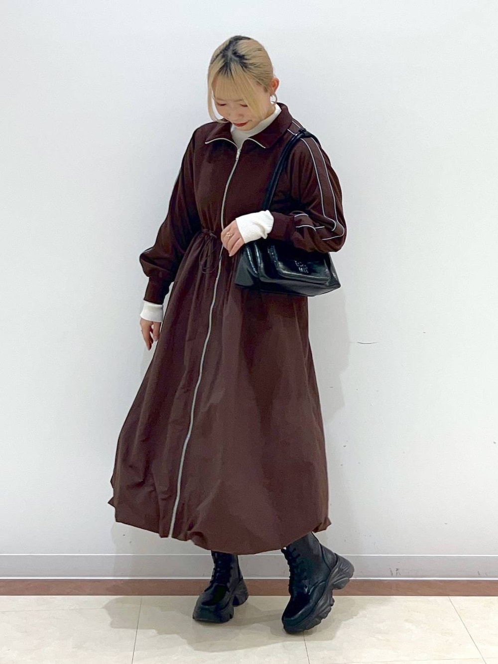 「差し色コーデ、女子ウケ、高身長、大人女子カジュアル_LOWRYS FARM、大人カジュアル、カジュアル、カジュアルコーデ、ローリーズスタイル_LOWRYS FARM、LOWRYS FARM、冬コーデ、ワンピース」｜「LOWRYS FARMのカラータートルニットＬＳ 116685（ニット/セーター、ホワイト系）」を使った、tsukiさん（レディース・167cm）の冬コーディネートの1枚目の写真