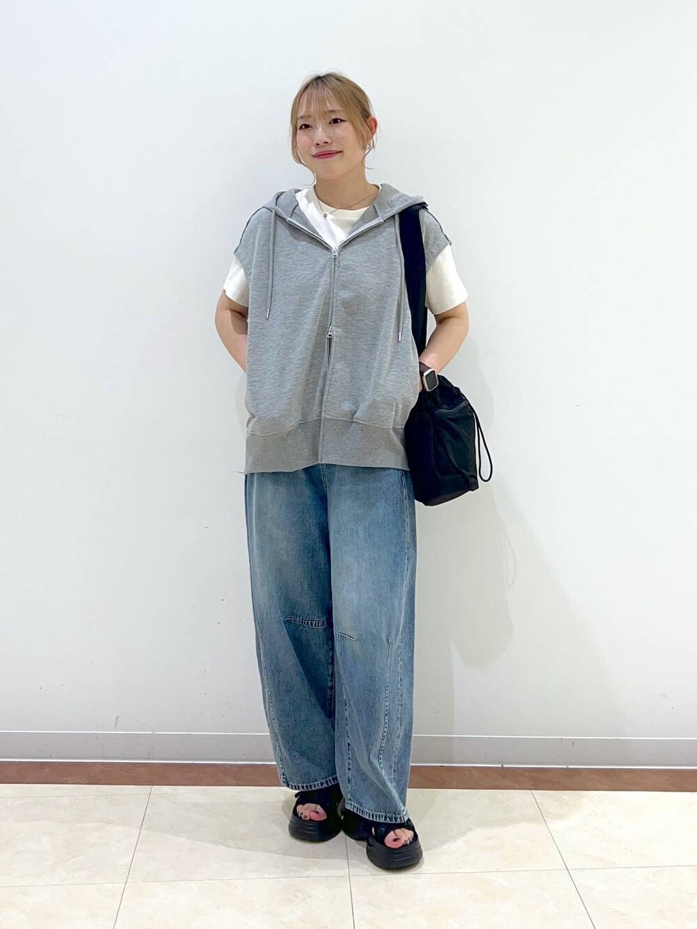 ブラック系のサンダル、ホワイト系のTシャツ/カットソー、ブルー系のデニムパンツを着用したレディースの夏コーディネートの1枚目の写真