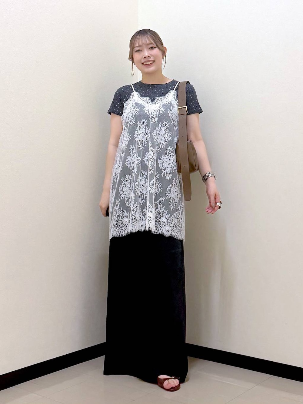 ブラック系のスカート、グレー系のTシャツ/カットソー、ブラウン系のショルダーバッグを着用したレディースの夏コーディネートの1枚目の写真