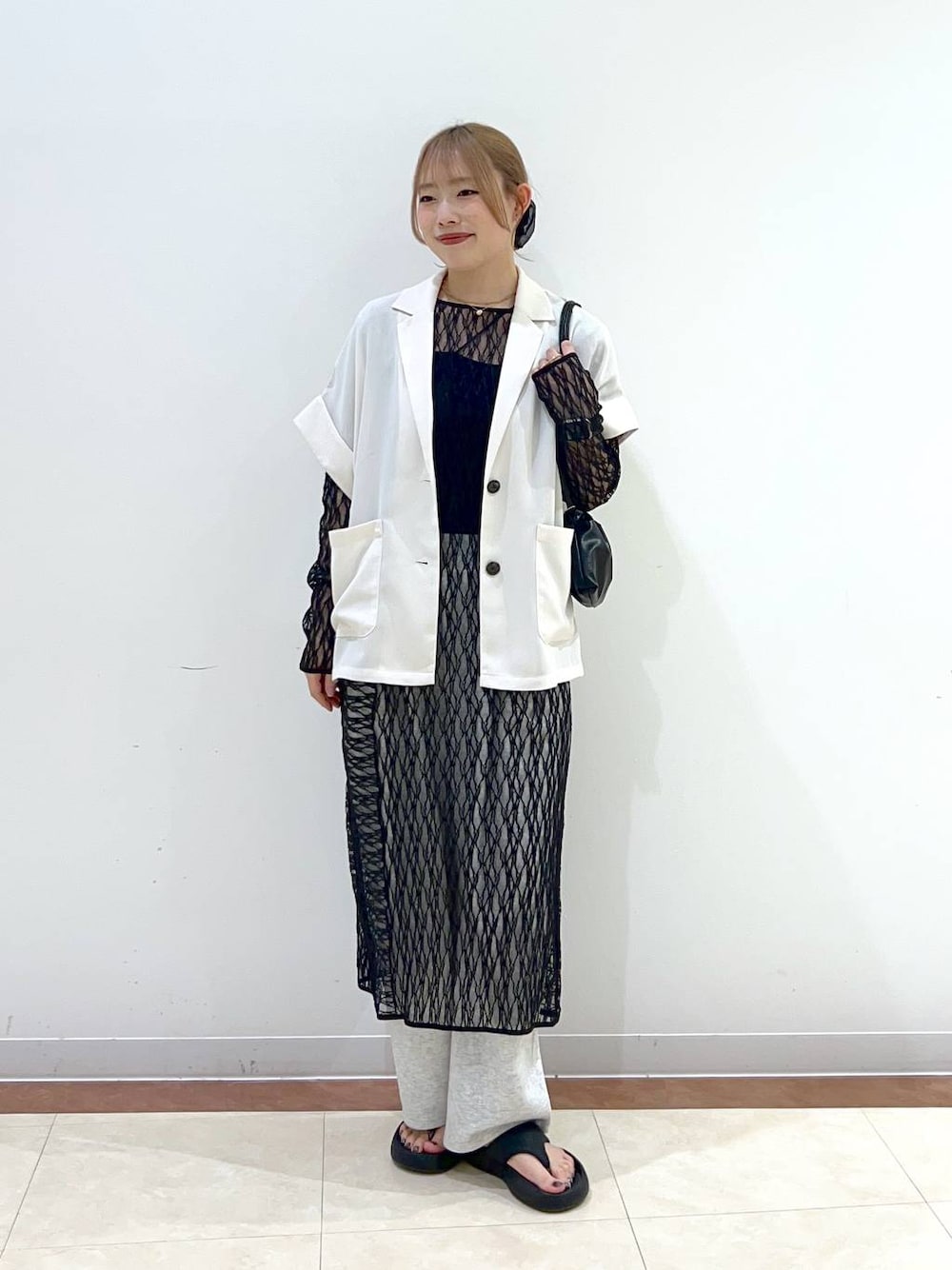 「差し色コーデ、女子ウケ、高身長、大人女子カジュアル_LOWRYS FARM、大人カジュアル、カジュアルコーデ、カジュアル、ローリーズスタイル_LOWRYS FARM、LOWRYS FARM、夏コーデ、結婚式2次会」｜「LOWRYS FARMのカンドウフィットトングサンダル 283655（サンダル、ブラック系）」を使った、tsukiさん（レディース・167cm）の夏コーディネートの1枚目の写真