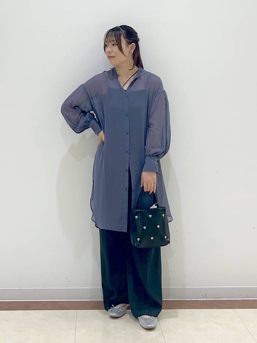 「差し色コーデ、女子ウケ、高身長、大人カジュアル、大人女子カジュアル_LOWRYS FARM、ローリーズスタイル_LOWRYS FARM、LOWRYS FARM、きれいめカジュアル」｜「LOWRYS FARMのスタッズＭＩＮＩＢＡＧ 127781（ショルダーバッグ、ブラック系）」を使った、tsukiさん（レディース・166cm）の夏コーディネートの1枚目の写真