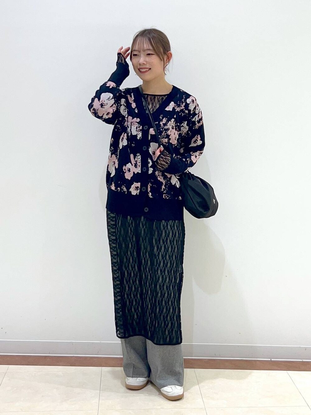 「差し色コーデ、女子ウケ、高身長、大人女子カジュアル_LOWRYS FARM、大人カジュアル、カジュアル、カジュアルコーデ、ローリーズスタイル_LOWRYS FARM、LOWRYS FARM、春コーデ、ブラックコーデ、モノトーン」｜「LOWRYS FARMのメランジツイルワイドパンツ　242732（スラックス、グレー系）」を使った、tsukiさん（レディース・167cm）の冬コーディネートの1枚目の写真