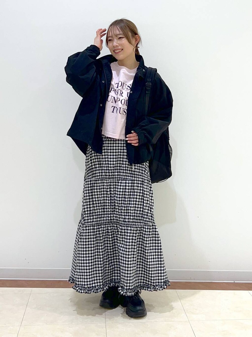 「大人女子カジュアル_LOWRYS FARM、大人カジュアル、カジュアル、カジュアルコーデ、ローリーズスタイル_LOWRYS FARM、LOWRYS FARM、春コーデ、おでかけ」｜「LOWRYS FARMのショートロゴプリントＬＳ　240591（Tシャツ/カットソー、ピンク系）」を使った、tsukiさん（レディース・167cm）の春コーディネートの1枚目の写真