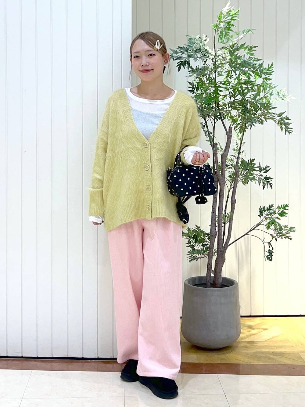 ピンク系のその他パンツ、ホワイト系のTシャツ/カットソー、ブラック系のその他シューズを着用したレディースの秋コーディネートの1枚目の写真