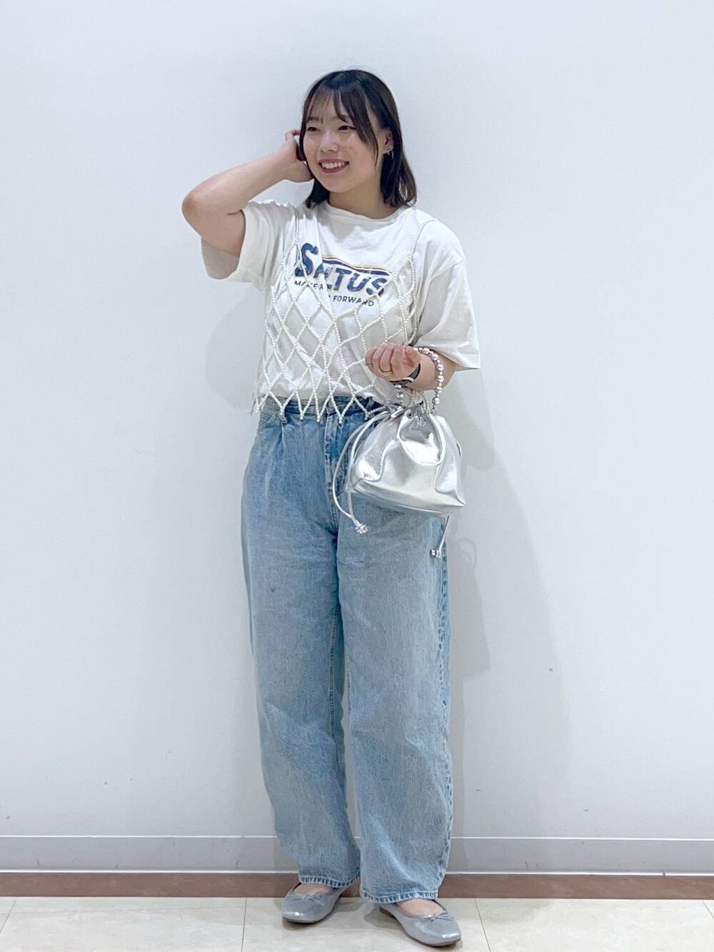 「女子ウケ、高身長、ビスチェ、カジュアルコーデ、カジュアル、大人女子カジュアル_LOWRYS FARM、LOWRYS FARM、ローリーズスタイル_LOWRYS FARM、差し色コーデ」｜「LOWRYS FARMのＵＳＥＤバンドＴＳＳ　113919（Tシャツ/カットソー、ホワイト系）」を使った、tsukiさん（レディース・166cm）の夏コーディネートの1枚目の写真