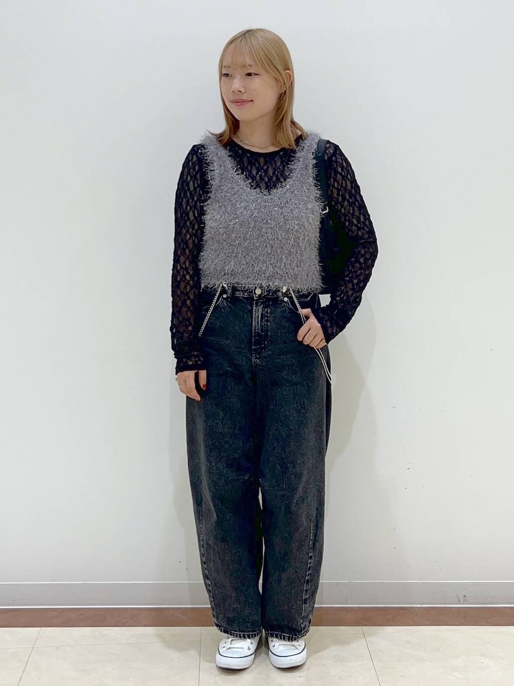 ブラック系のデニムパンツ、グレー系のキャミソール、ブラック系のショルダーバッグを着用したレディースの秋コーディネートの1枚目の写真
