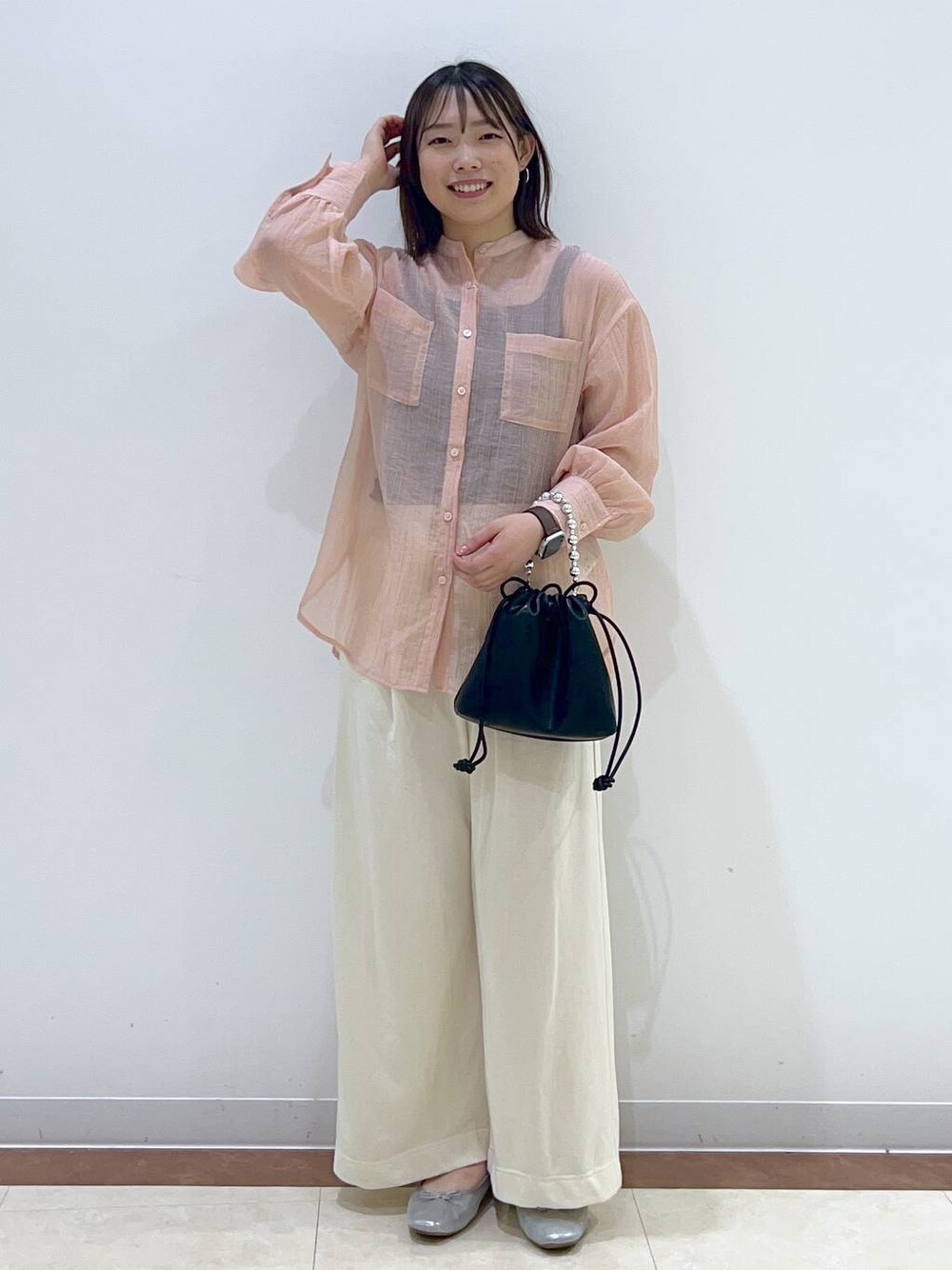 ホワイト系のスウェットパンツ、グレー系のタンクトップ、ブラック系のショルダーバッグを着用したレディースの夏コーディネートの1枚目の写真