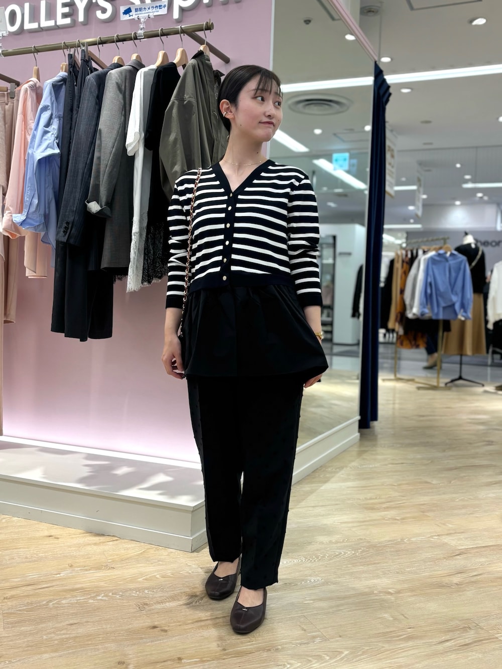 ブラック系のカーディガン/ボレロ、ブラック系のその他パンツ、レッド系のショルダーバッグを着用したレディースの秋コーディネートの1枚目の写真